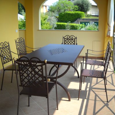 TAVOLO IN FERRO BATTUTO CON PIANO IN LAMIERA - ART 501 PEDZ -