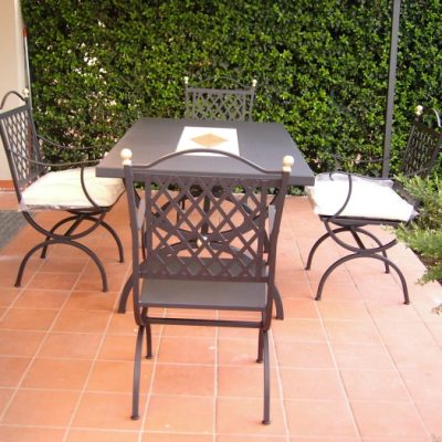 TAVOLO IN FERRO BATTUTO CON PIANO IN LAMIERA PER ESTERNO - ART 506 PEDZ -