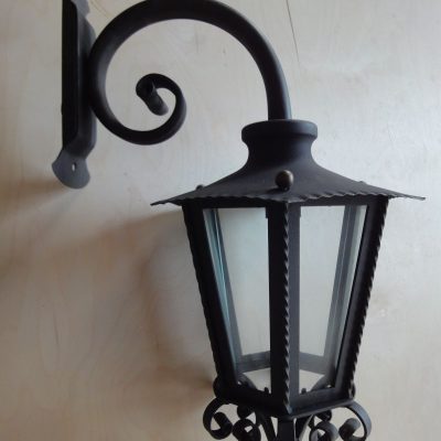 Lanterna in ferro battuto esagonale con braccio, Larghezza cm 28  - ART 5 B  PED -