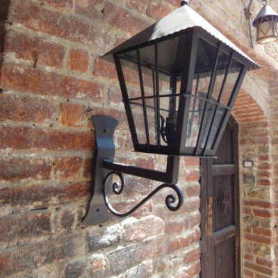 Lanterna con braccio fisso sotto a parete in ferro battuto – ART FR 024P PED –