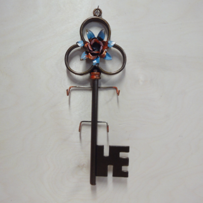 Porta chiavi o appendino da parete in ferro battuto con rosellina – ART P010 P FER