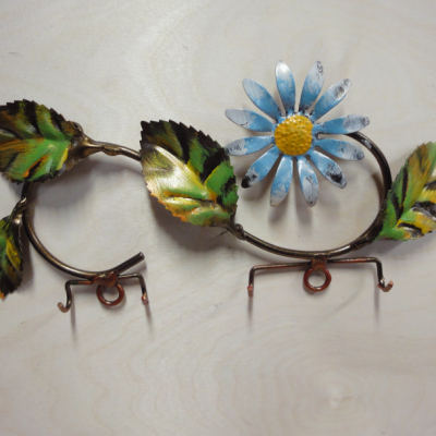 Porta chiavi o appendino da parete in ferro battuto con margherita – ART 019 P 082 FR PED –