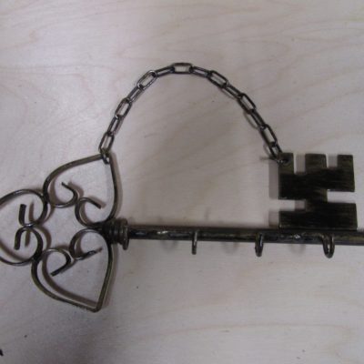 Porta chiavi o appendino da parete in ferro battuto con catena – ART P014  FER PED -
