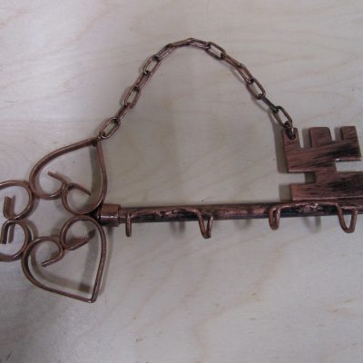 Porta chiavi o appendino da parete in ferro battuto con catena – ART P014 N FER PED