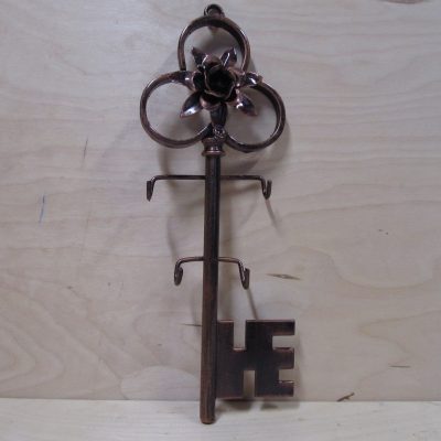 Porta chiavi o appendino da parete in ferro battuto con rosellina – ART P010 NR FER PED