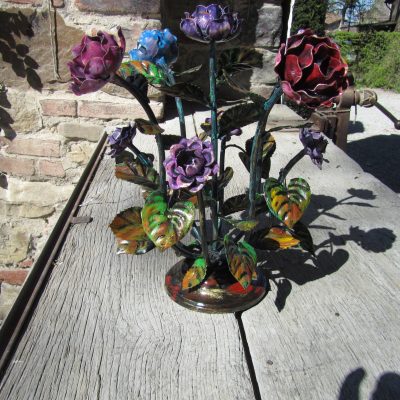 Composizione floreale centrotavola con rose in ferro battuto – ART 1003 5R PED –