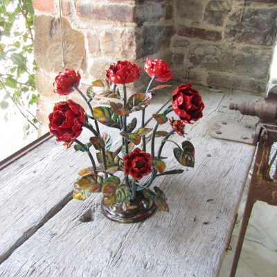 Composizione floreale centrotavola con rose in ferro battuto – ART 1013 5R PED –